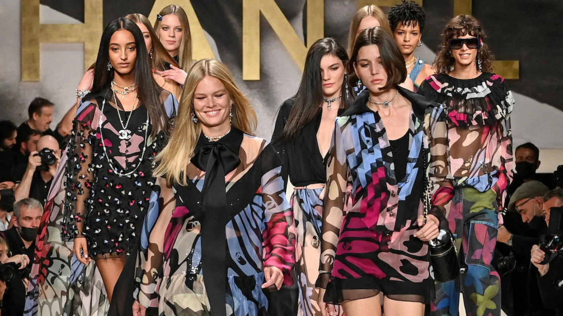 Novio Santo Superposición Semana de la moda de París: Chanel se rinde a la elegancia sexy y excesiva  de los años 80 para mirar al futuro con optimismo | Mujer Hoy