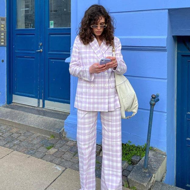 Estos conjuntos con estampado de cuadros de chaqueta y pantalón o falda son lo que necesitas este otoño sí o sí (para que solo tengas que pensar en los accesorios)