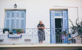 Cosas que no te dicen sobre hacerse vieja: los tips de Anna Freixas para no llevarse sustos tras la jubilación (sobre todo, económicos)
