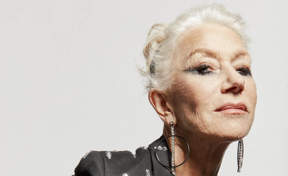 Sérum nocturno y maquillaje que le hace sentir bien a los 76: hablamos con Helen Mirren, icono del cine (y el feminismo) sobre sus rutinas impecables de belleza