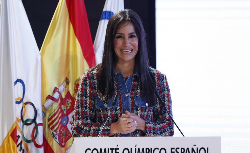 Las políticas también visten de Bershka: Begoña Villacís sorprende con una original chaqueta que parece de lujo y rejuvenece al instante