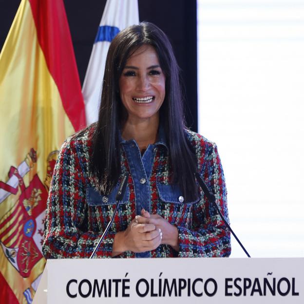 Las políticas también visten de Bershka: Begoña Villacís sorprende con una original chaqueta que parece de lujo y rejuvenece al instante