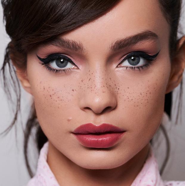 Este es el eyeliner de 8 euros favorito del maquillador de las famosas que rejuvenece y agranda la mirada al instante