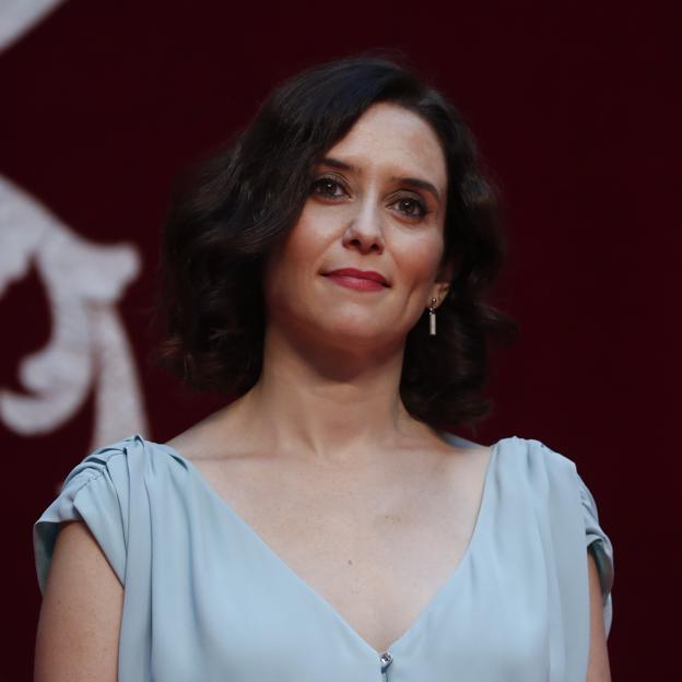 Todos los looks made in Spain de Isabel Díaz Ayuso que la convierten en la it girl de la política española: del vestido midi que arrasa a su blazer favorita