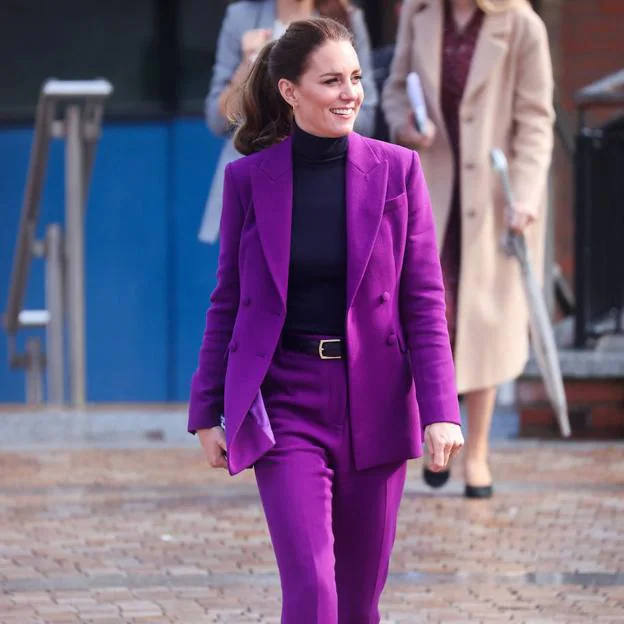 Del traje morado de Kate Middleton al abrigo camel de Meghan Markle: las  royals tienen los looks más favorecedores y elegantes del otoño (que puedes  copiar en el low cost) | Mujer