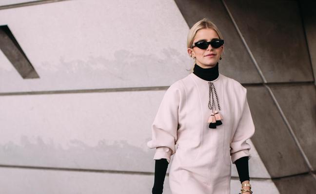 El vestido de punto más bonito del momento está en Bershka y es ideal para tus looks con botas altas