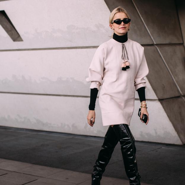 El vestido de punto más bonito del momento está en Bershka y es ideal para tus looks con botas altas