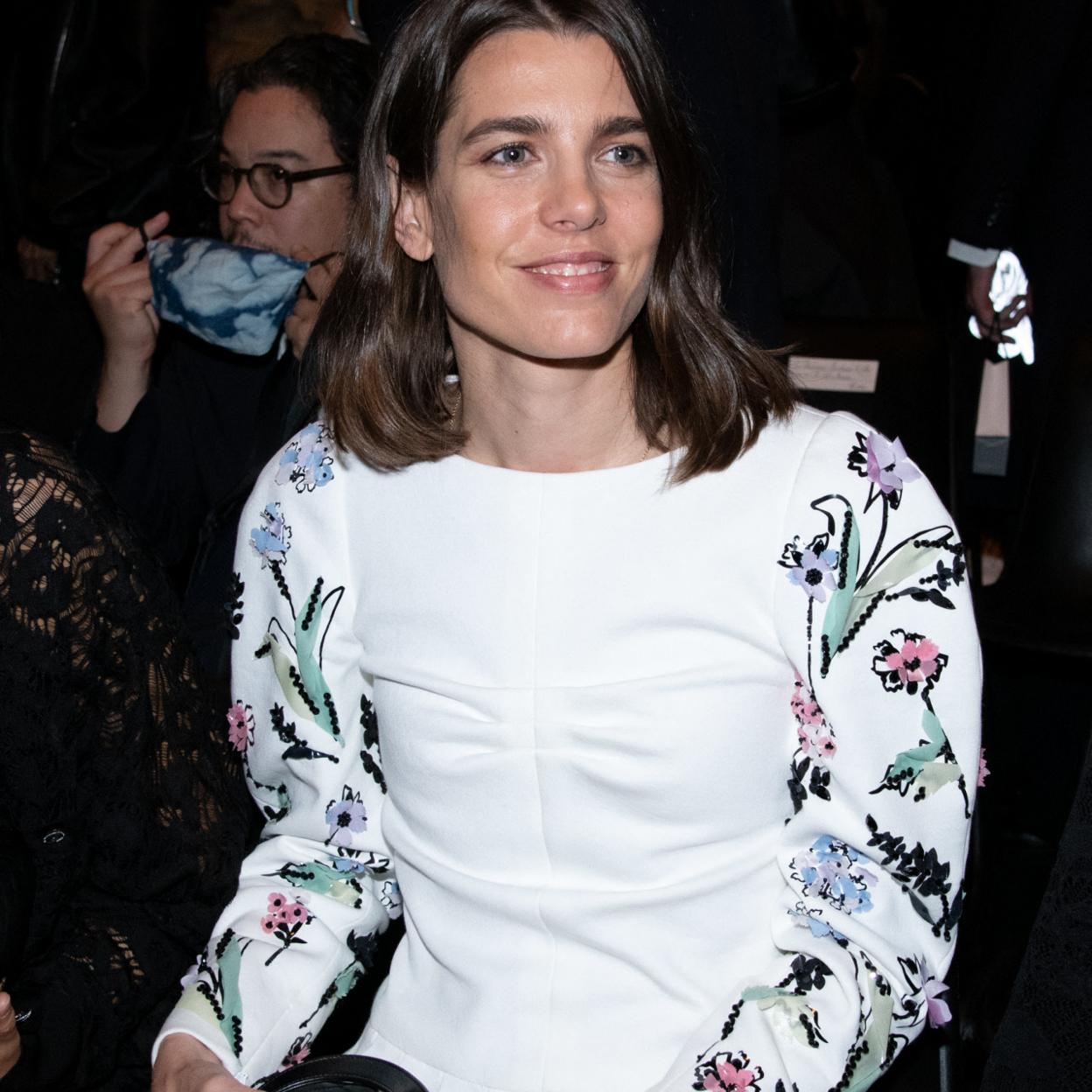 Pincha en la imagen para descubrir todos los peinados rejuvenecedores de Carlota Casiraghi para moldear tu melena este otoño./gtres