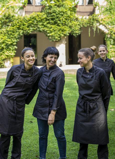 De izquierda a derecha, Carlota, Fina, Martina y, detrás, Clara: el matriarcado de alta cocina de Les Cols