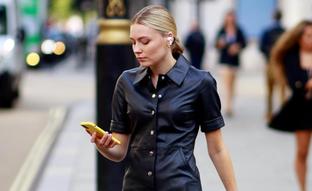 Vestido de Mango, pantalones de Zara... qué prendas de efecto piel llevar con zapatillas para ir cómoda sin perder estilo