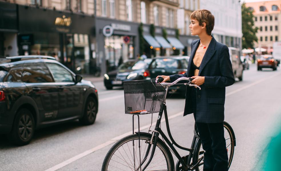 Stradivarius apuesta por el satén para una blazer y un pantalón perfectos para tus looks de fiesta (¡y nos encanta!)