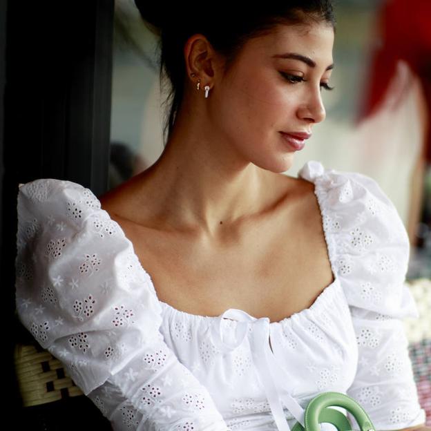 De los bordados a las mangas abullonadas: las blusas de estilo romántico que van a salvar tus conjuntos de entretiempo con vaqueros