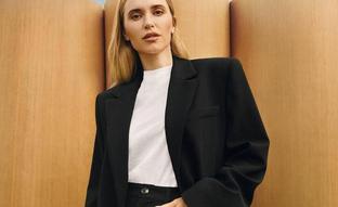 Un traje de chaqueta crema, un abrigo azul noche y un vestido negro: la nueva colección de Mango con esta influencer escandinava tiene los básicos de oficina perfectos