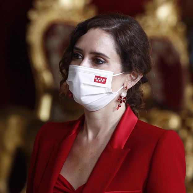 Isabel Díaz Ayuso y su favorecedor vestido rojo midi 'made in Spain', entre las mejor vestidas del Día de la Fiesta Nacional