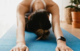 Balasana: la postura de yoga que te relaja al máximo y te hará dormir como un bebé