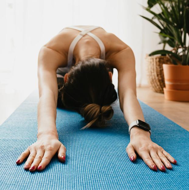 Balasana: la postura de yoga que te relaja al máximo y te hará dormir como un bebé