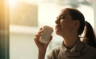 ¿Bebes café con el estómago vacío? Lo que dice la ciencia sobre si es saludable o no