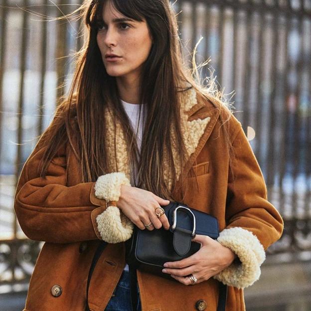 Todas las famosas quieren la chaqueta de doble faz más preciosa de la temporada que mejor sienta a las bajitas