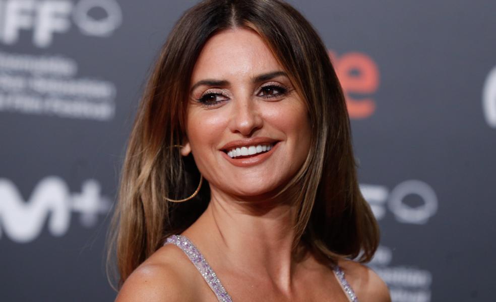 Las mechas que iluminan y el corte de pelo que quita años: el truco del cambio de look de Penélope Cruz para tener siempre una melena rejuvenecida y perfecta