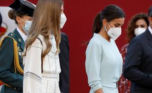 Azul, drapeado y muy elegante: la Reina Letizia estrena un vestido con truco en el Día de la Fiesta Nacional que estiliza y favorece