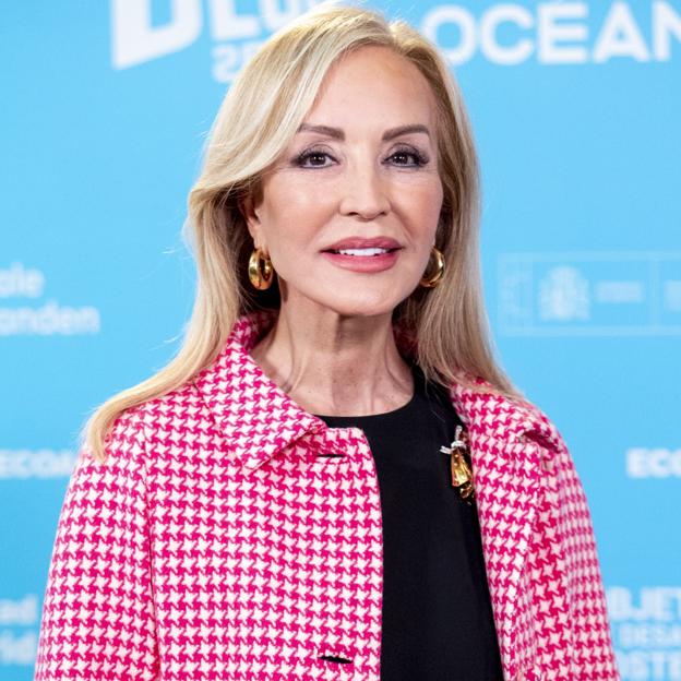 Para el día a día o como look de invitada: el original traje de chaqueta de Carmen Lomana que estiliza y rejuvenece a partes iguales