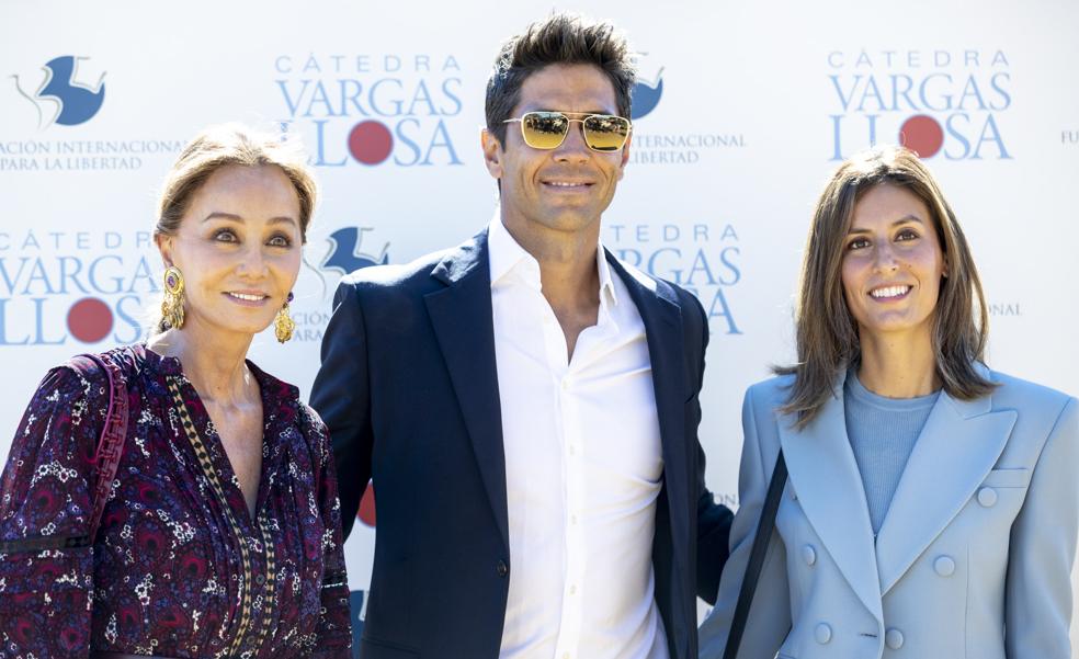 El día que Ana Boyer vistió mejor que Isabel Preysler gracias al look favorito de las famosas: un traje azul muy favorecedor