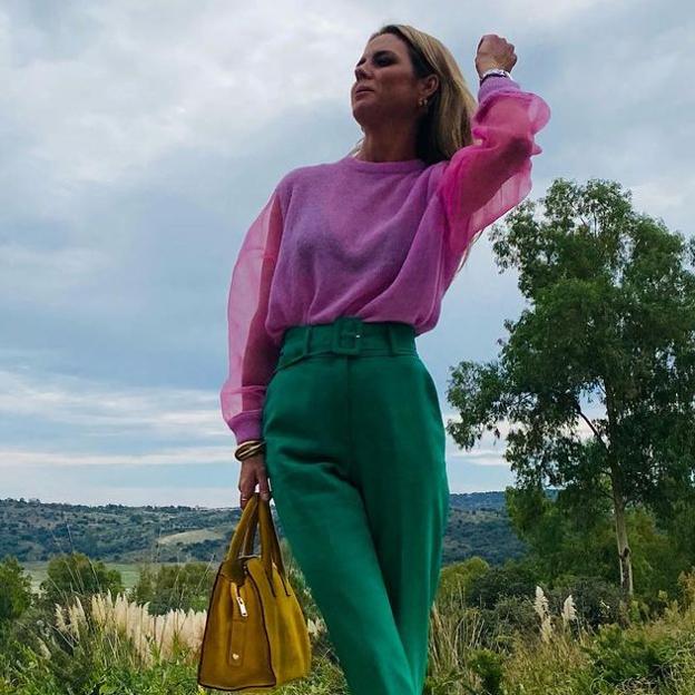 Pantalones verdes de Uterqüe y jersey rosa, el look con zapatillas cómodas de Amelia Bono que rejuvenece a los 30 y a los 60