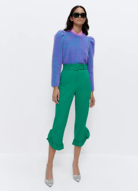 Pantalones verdes Uterqüe y jersey rosa, el con zapatillas de Amelia Bono que rejuvenece a los 30 y a los 60 | Mujer Hoy