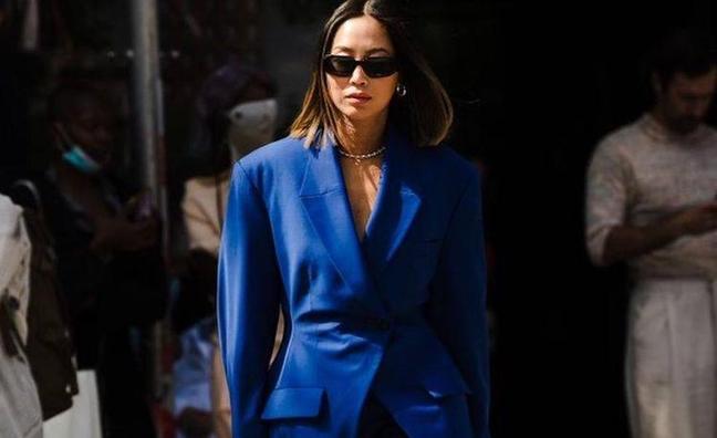 Vestidos camiseros, gabardinas, trajes, efecto piel, punto y satén: el azul klein es el color más favorecedor que triunfa en el street style