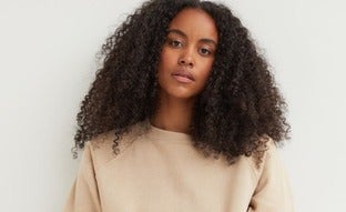 La única sudadera beige del low cost acaba de llegar a H&M y se va a agotar rápidamente: no te quedes sin ella