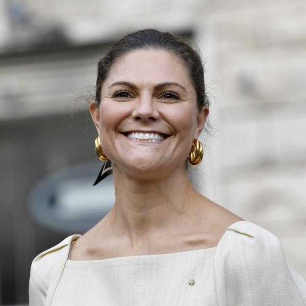 Este moño royal con truco de Victoria de Suecia lleva el accesorio para el pelo más rejuvenecedor y elegante con el que podrás peinarte en menos de tres minutos