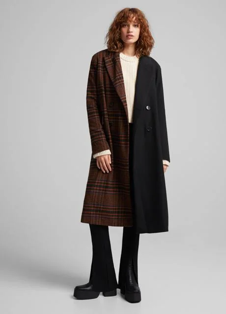 El abrigo con diseño de contraste de Bershka que se está agotando y va a transformar todos tus | Mujer Hoy