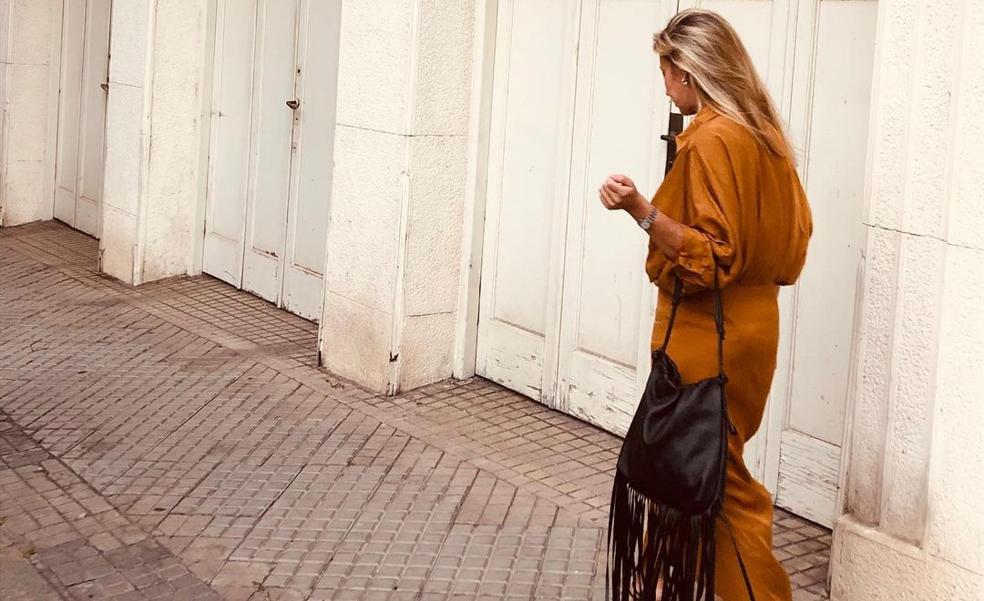 De mano o shopper, el bolso perfecto para tus looks bohemios con vestido y cárdigan está en Mango