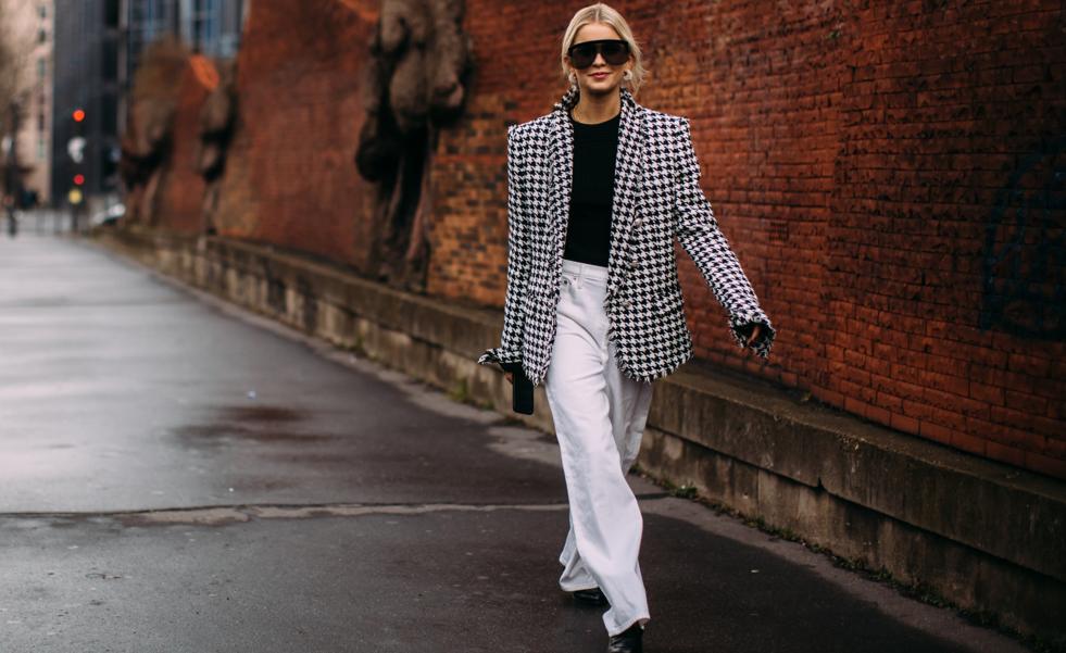 La chaqueta con estampado pata de gallo más original de la temporada está en Uterqüe (y es perfecta para tus looks con pantalones)