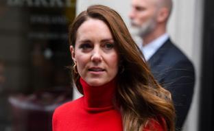 El rejuvenecedor look rojo de Kate Middleton o cómo ser la mejor vestida con dos prendas que estilizan y están en el low cost