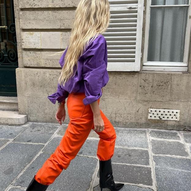 Ya puedes clonar enterito este increíble look con botas y la combinación color más favorecedora de la semana: morado y naranja | Mujer Hoy