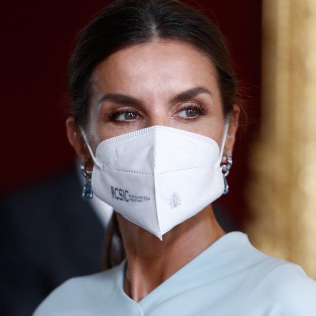 El truco fácil para rejuvenecer la mirada y levantar el párpado caído que Vicky Martín Berrocal le ha copiado a la Reina Letizia es un maquillaje de ojos marrón