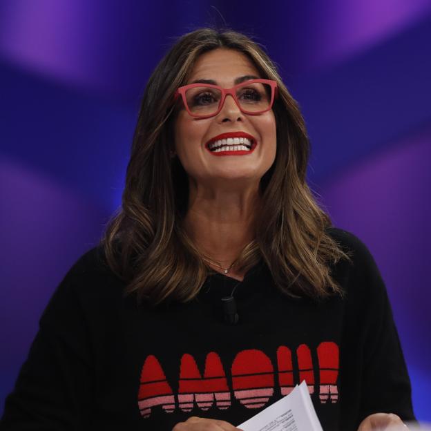 Nuria Roca tiene los botines de tacón cómodo más ponibles y bonitos de la temporada (y no son negros, pero pegan con todo)