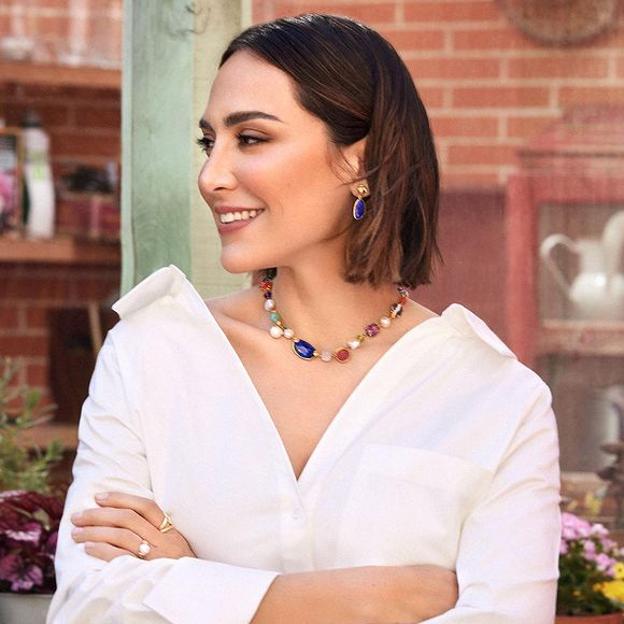 Tamara Falcó arrasa con la blusa estampada perfecta para llevar con vaqueros y subir el nivel de tus looks de otoño