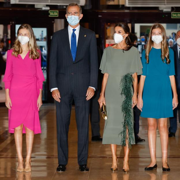 El impresionante vestido fucsia de Leonor eclipsa los looks de la Reina Letizia y la Infanta Sofía en el Concierto Premios Princesa de Asturias 2021