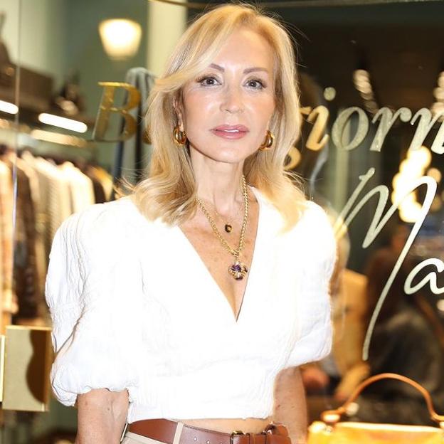 El look más criticado de Carmen Lomana: un top con pantalones ajustados con los que demuestra que se puede ir elegante y juvenil