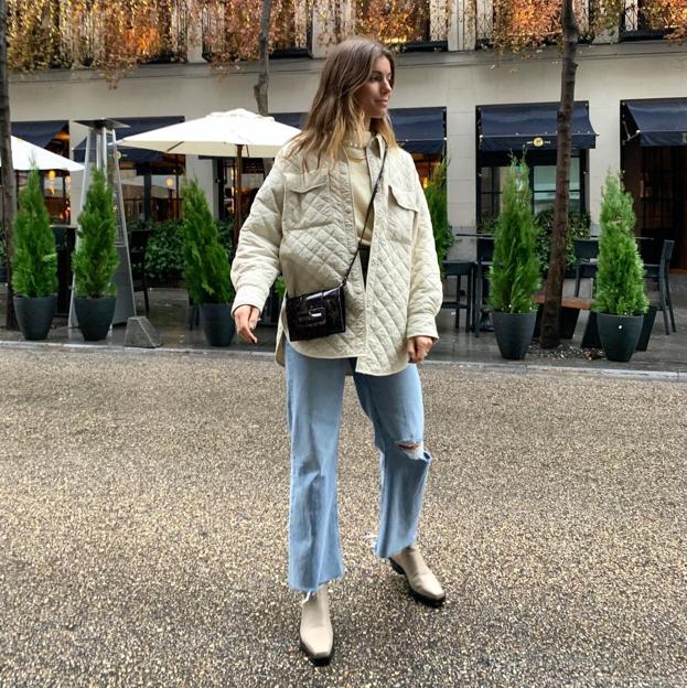 La sobrecamisa acolchada de Lefties es la prenda perfecta para combinarla con pantalones y darle un descanso a tus blazers