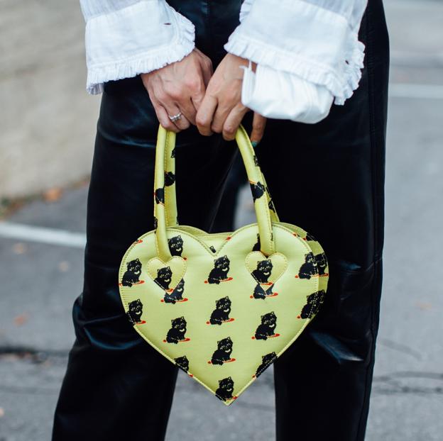 El pantalón campana que más estiliza y alarga las piernas es este modelo negro con aberturas de Uterqüe