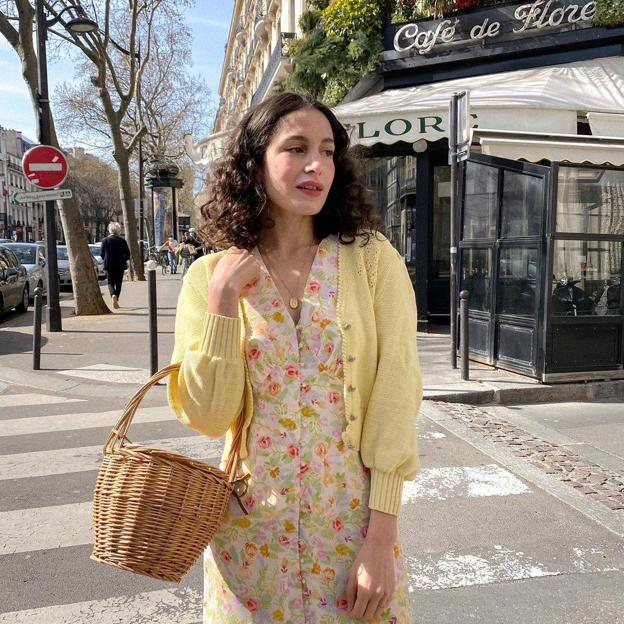 Cuello bobo y flores: los jerséis y cárdigans románticos ideales para tus looks con vaqueros que rejuvenecen al instante