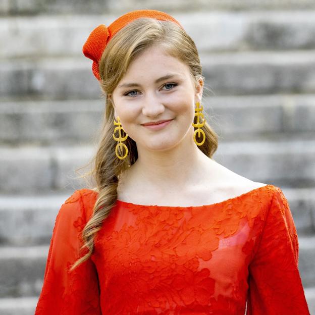 La princesa Elisabeth de Bélgica copia a la reina Letizia con este espectacular vestido rojo de Victoria Beckham que favorece muchísimo