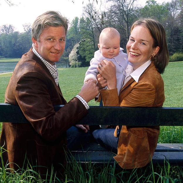 Isabel, de bebé, con sus padres, Felipe y Matilde de Bélgica