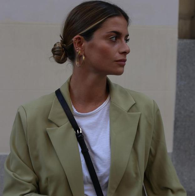 El verde oliva es el color del otoño: cuatro básicos que lo demuestran