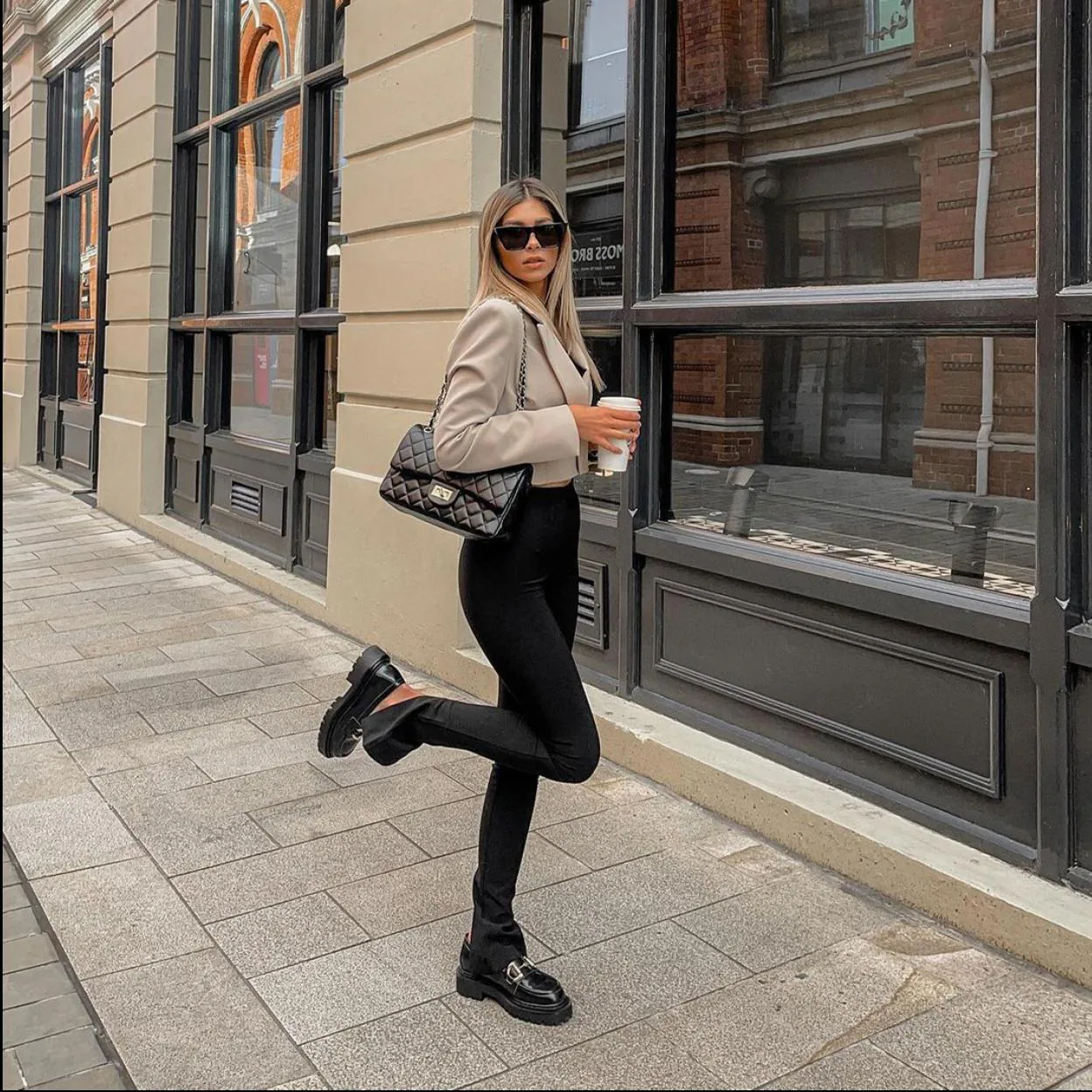 La blazer cropped que acaba de llegar a Zara y además de ser muy  favorecedora es perfecta para tus looks en beige y negro | Mujer Hoy