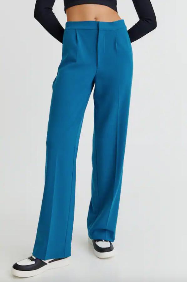 10 pantalones de vestir llenos de color que van a transformar tus looks de otoño con mucho estilo