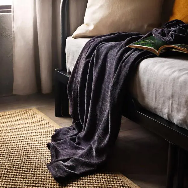 Tenemos el chollo deco para dar calidez a tu salón: mantas bonitas y  baratas que son perfectas para esos días de lluvia, sofá y series